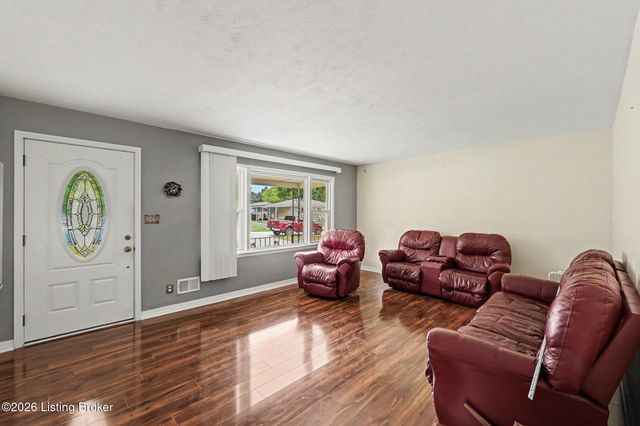 4631 Idle Hour Dr, Louisville, KY 40216