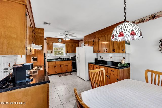 15 Chestnut Street, Port Monmouth, NJ 07758