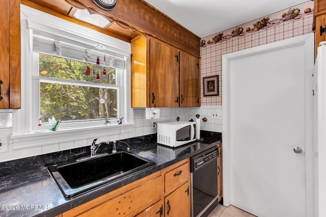 15 Chestnut Street, Port Monmouth, NJ 07758