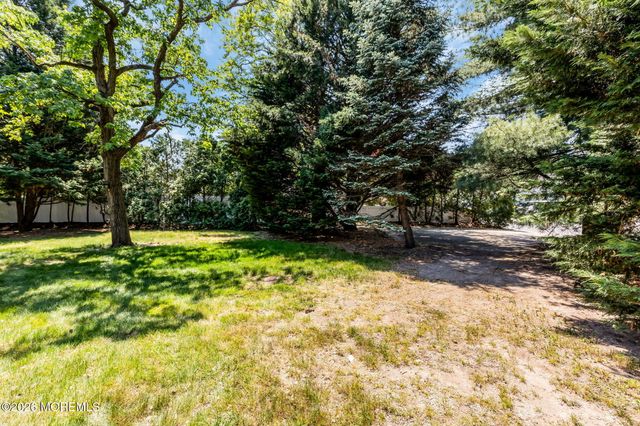 15 Chestnut Street, Port Monmouth, NJ 07758