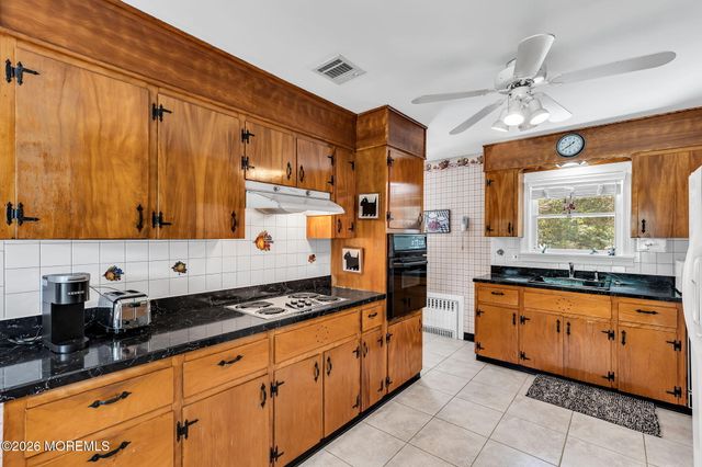 15 Chestnut Street, Port Monmouth, NJ 07758