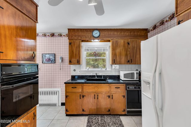 15 Chestnut Street, Port Monmouth, NJ 07758