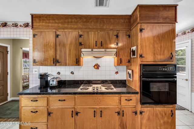 15 Chestnut Street, Port Monmouth, NJ 07758