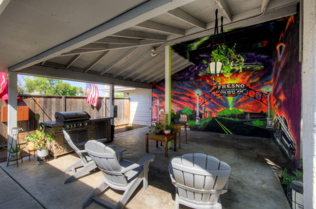 Image 10 of property listing at 402 N Poplar Avenue, Fresno, CA 93701