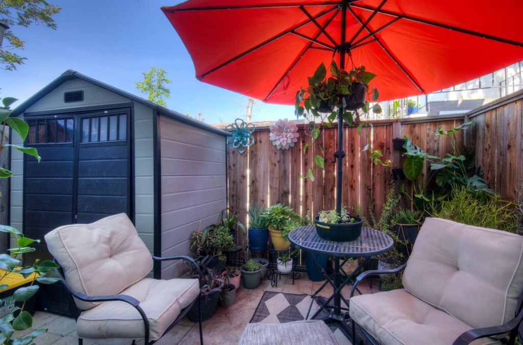 Image 11 of property listing at 402 N Poplar Avenue, Fresno, CA 93701