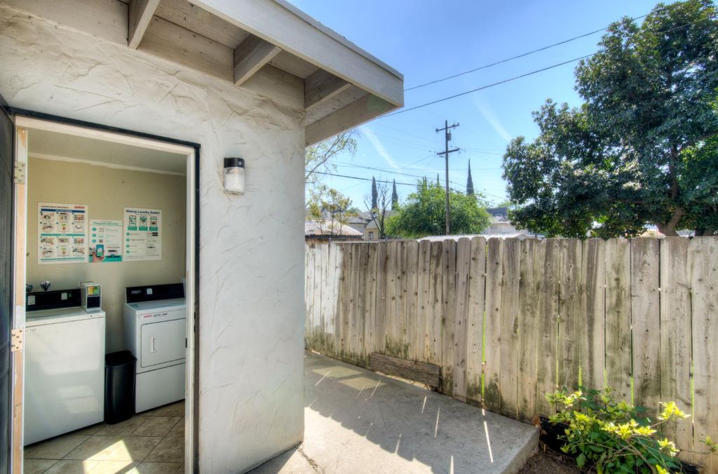 Image 13 of property listing at 402 N Poplar Avenue, Fresno, CA 93701