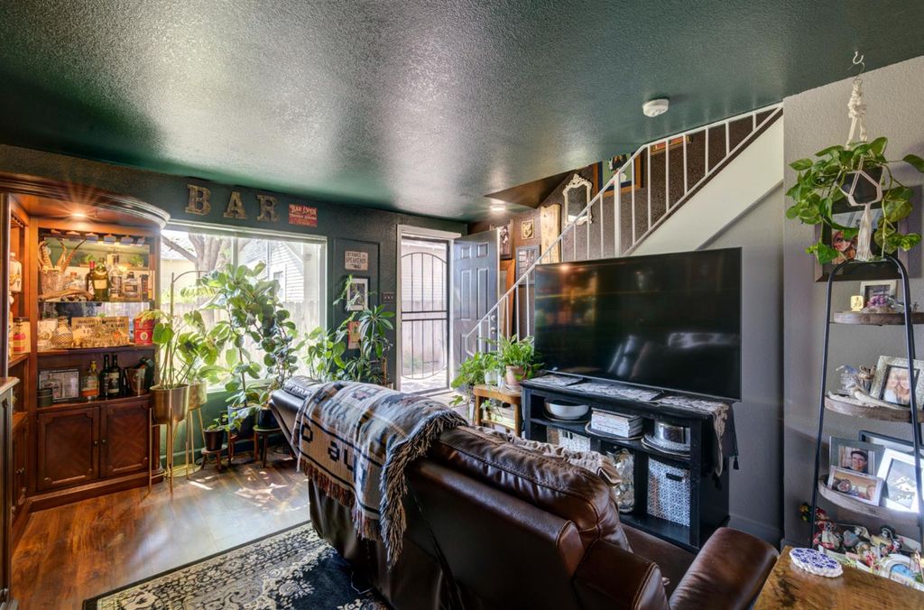 Image 2 of property listing at 402 N Poplar Avenue, Fresno, CA 93701