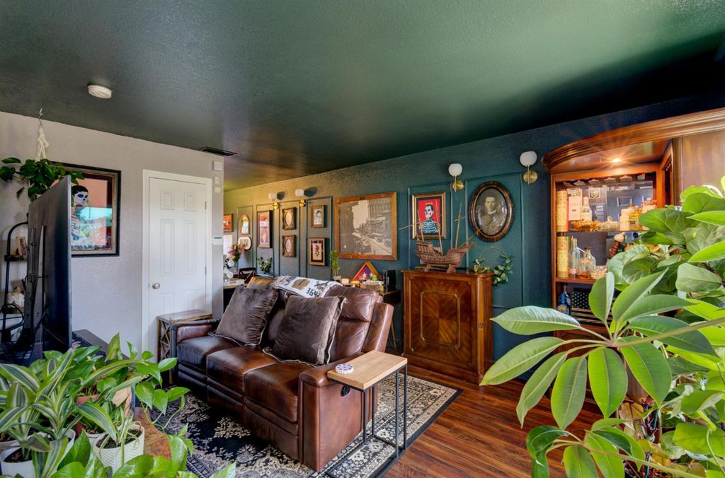 Image 3 of property listing at 402 N Poplar Avenue, Fresno, CA 93701