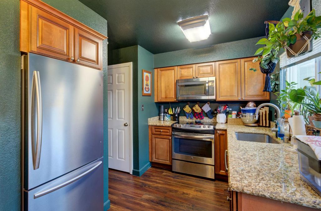 Image 4 of property listing at 402 N Poplar Avenue, Fresno, CA 93701