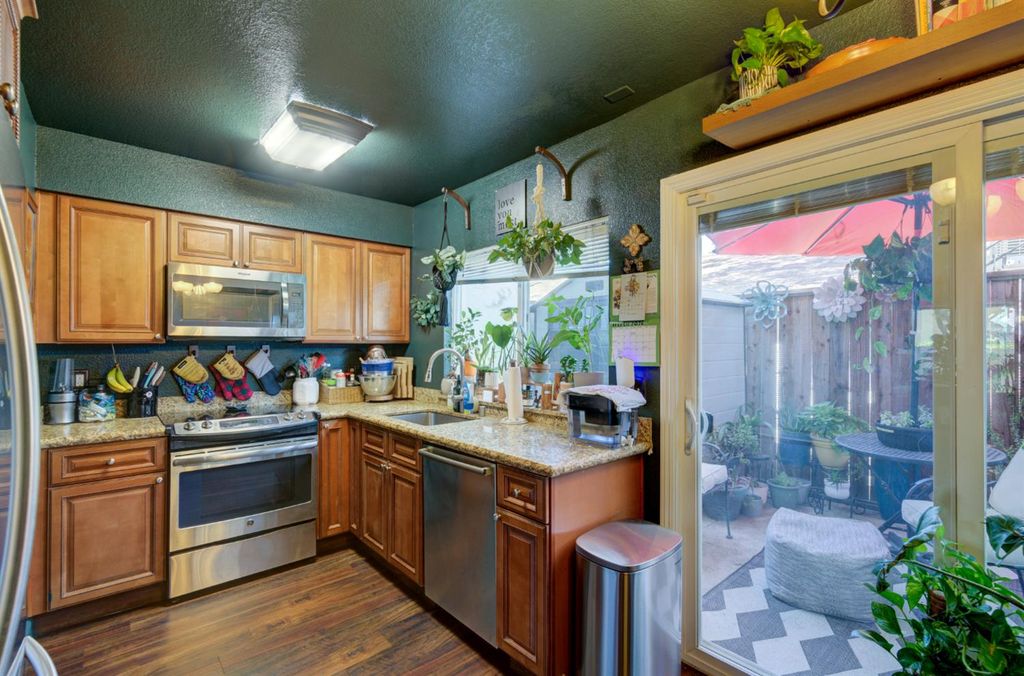 Image 5 of property listing at 402 N Poplar Avenue, Fresno, CA 93701
