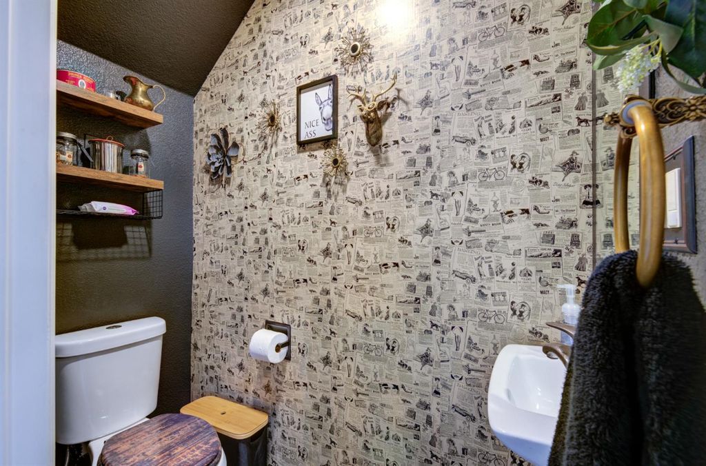 Image 6 of property listing at 402 N Poplar Avenue, Fresno, CA 93701