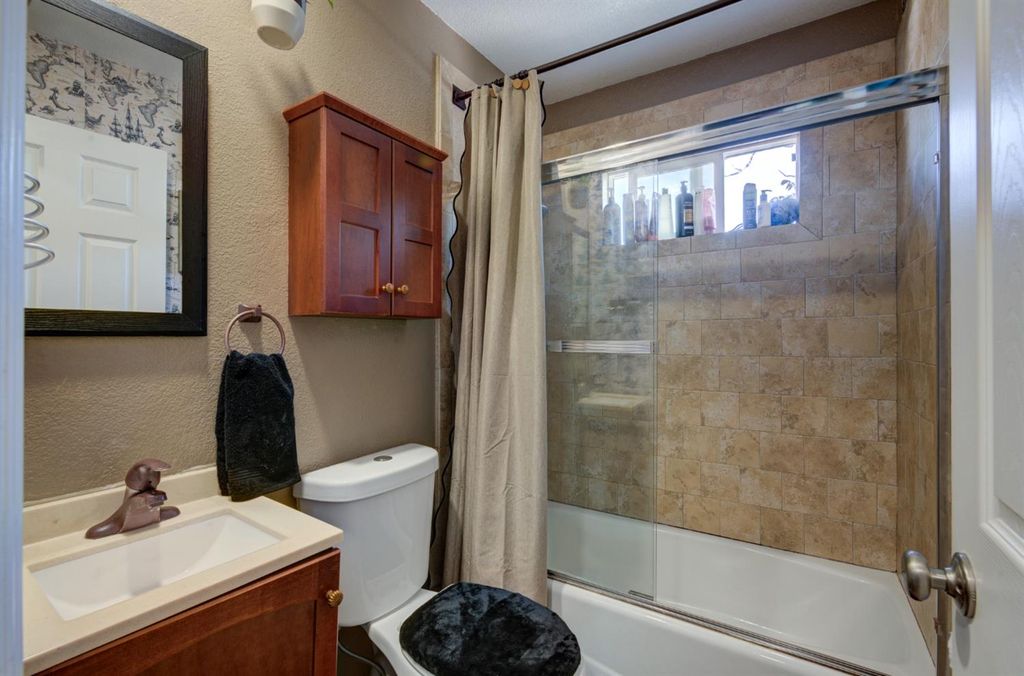 Image 7 of property listing at 402 N Poplar Avenue, Fresno, CA 93701