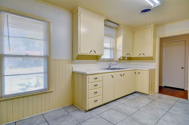 3367 Binyon Avenue, Fort Worth, TX 76133