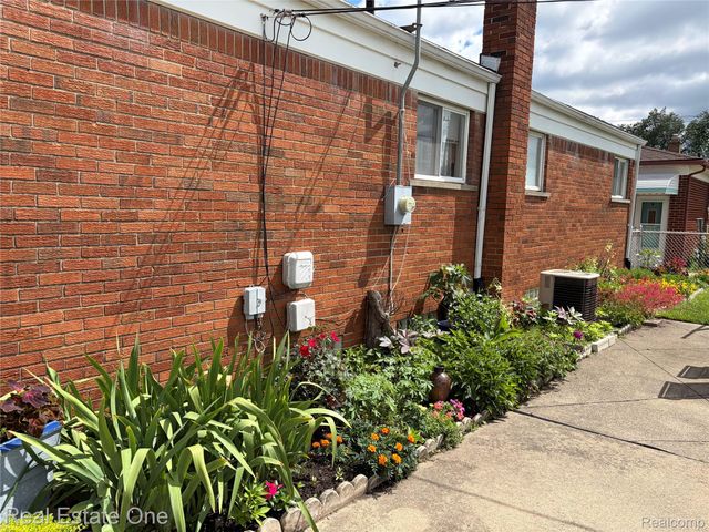 8318 Stanley Drive, Warren, MI 48093