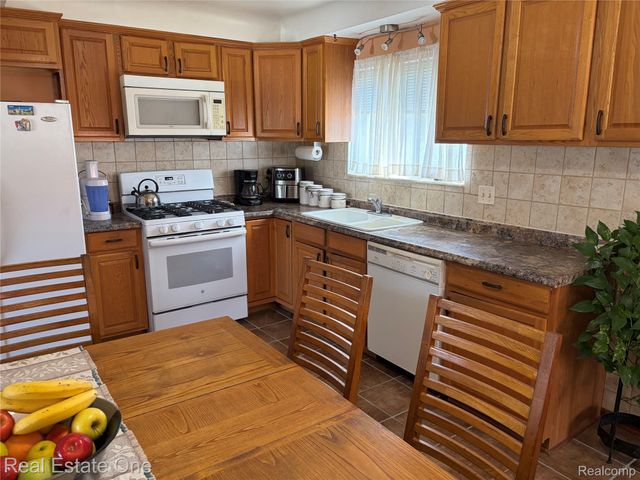 8318 Stanley Drive, Warren, MI 48093