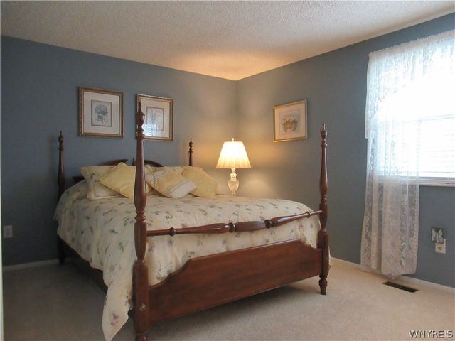 73 Foxcroft Drive, Hamburg, NY 14075