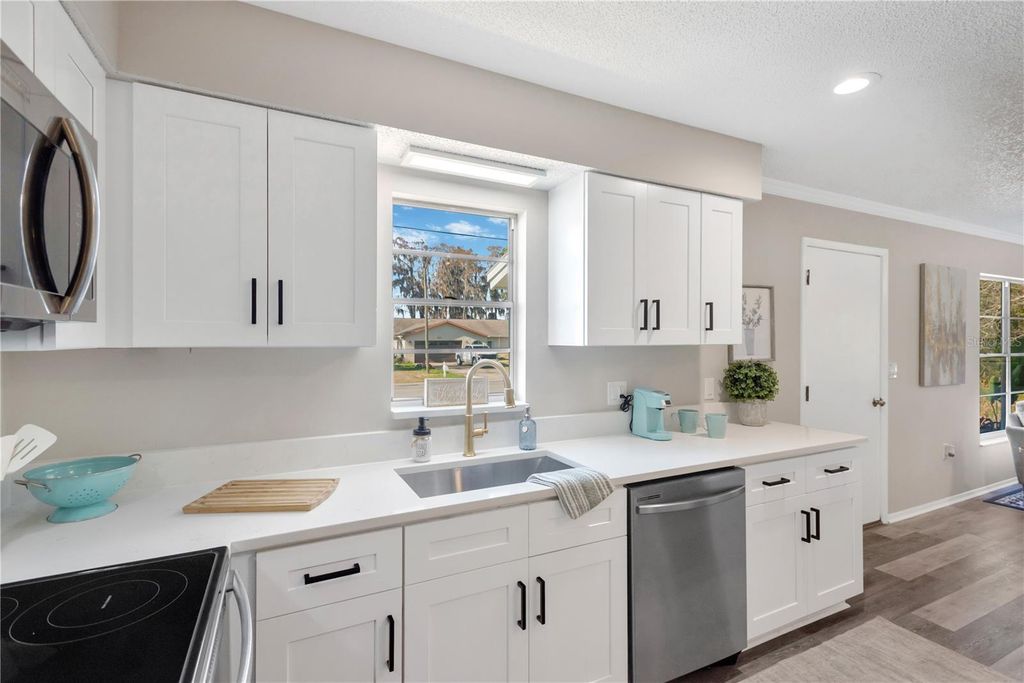 Image 5 of property listing at 12526 LACEY DRIVE, New Port Richey, FL 34654