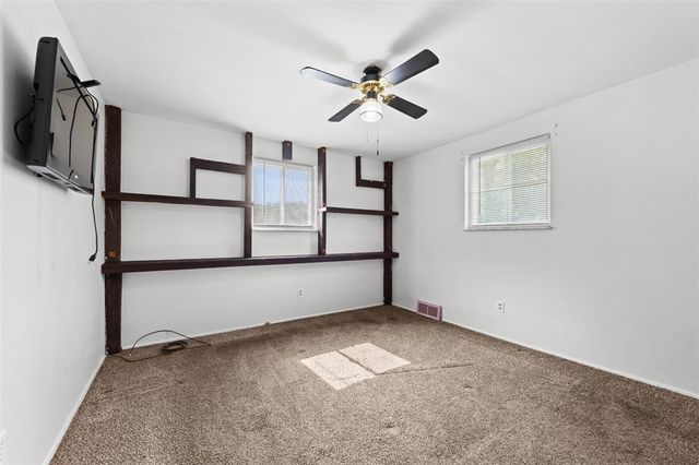 92 Stella Dr, Level Green, PA 15085