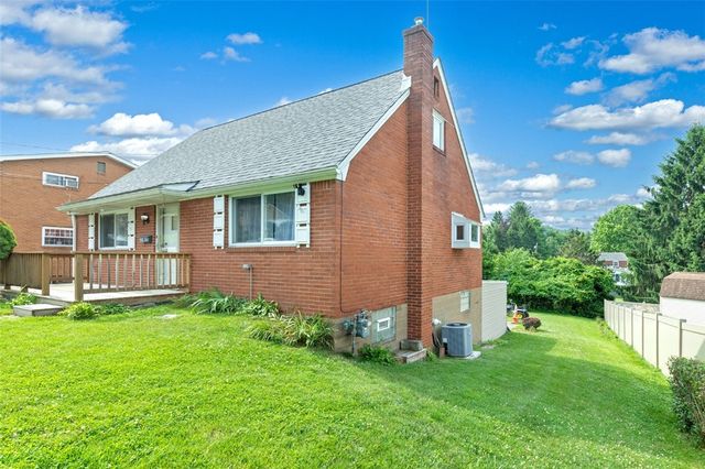 92 Stella Dr, Level Green, PA 15085