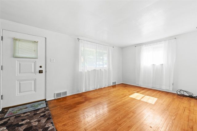 92 Stella Dr, Level Green, PA 15085