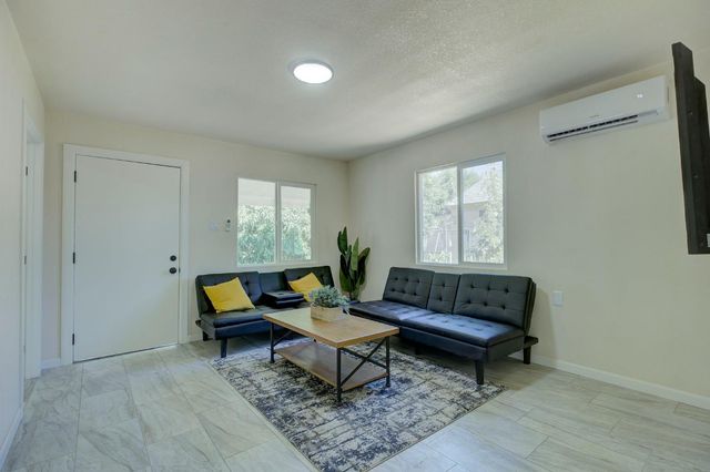 2328 Boxwood St, Sacramento, CA 95815