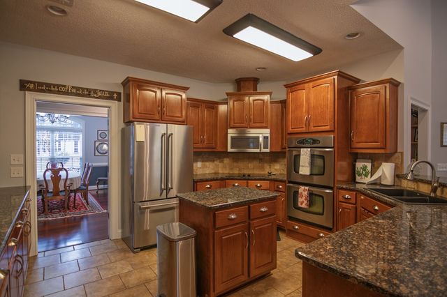 202 Winding Lake Drive, Hamilton, GA 31811