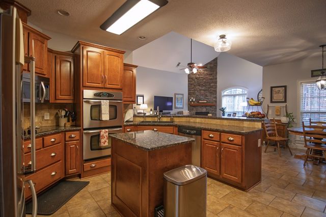 202 Winding Lake Drive, Hamilton, GA 31811