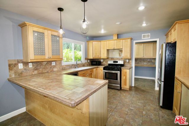 7610 Kelvin Avenue, Winnetka (los Angeles), CA 91306