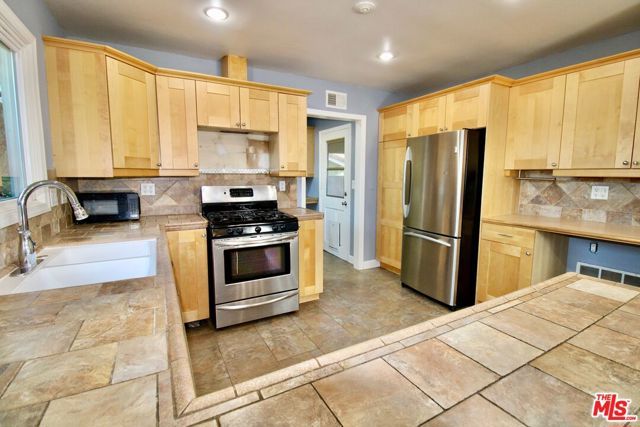 7610 Kelvin Avenue, Winnetka (los Angeles), CA 91306