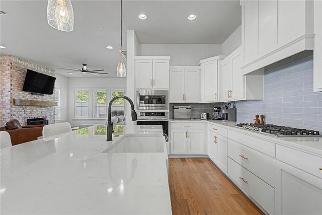 2208 SW Hampton Avenue, Bentonville, AR 72713