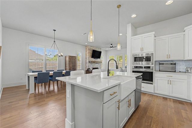 2208 SW Hampton Avenue, Bentonville, AR 72713