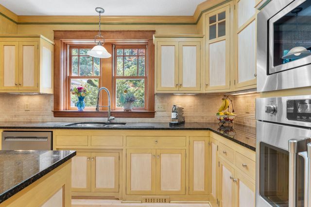 607 Ivy Falls Avenue, Mendota Heights, MN 55118