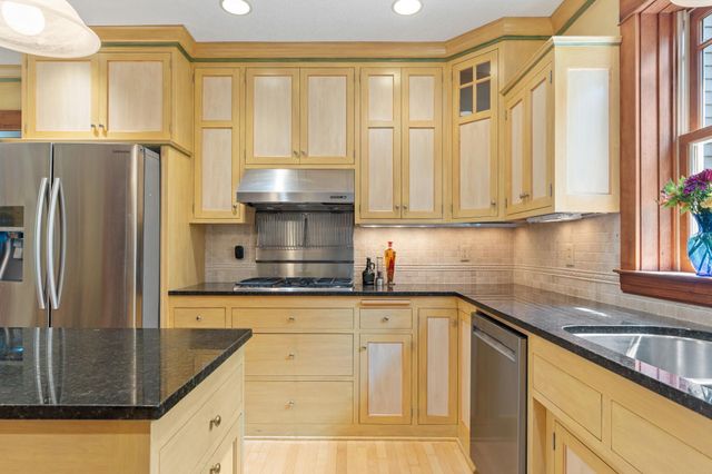 607 Ivy Falls Avenue, Mendota Heights, MN 55118