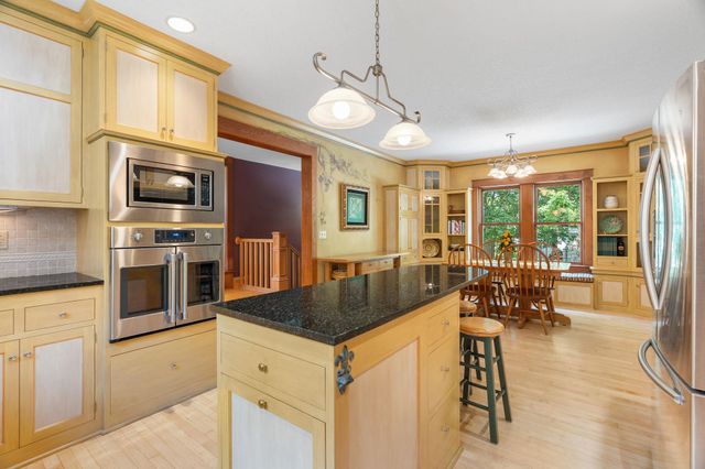 607 Ivy Falls Avenue, Mendota Heights, MN 55118