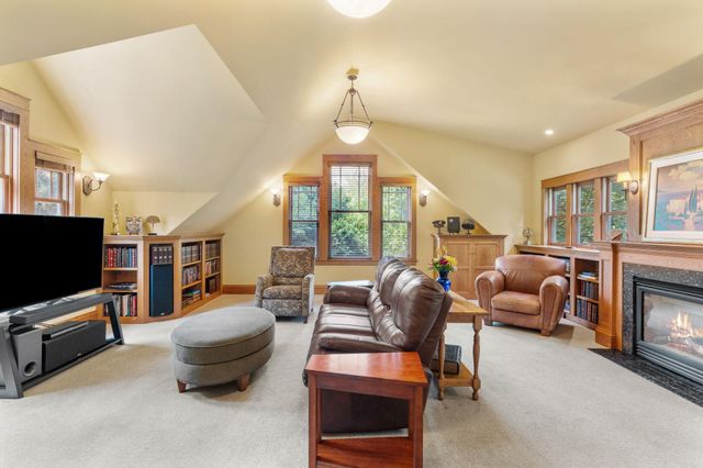 607 Ivy Falls Avenue, Mendota Heights, MN 55118