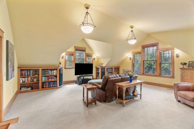 607 Ivy Falls Avenue, Mendota Heights, MN 55118