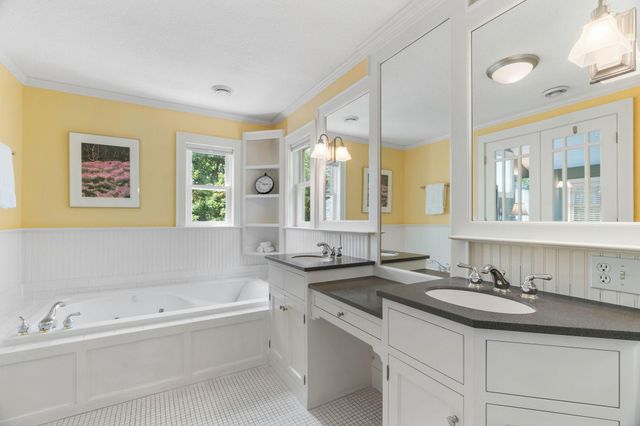 607 Ivy Falls Avenue, Mendota Heights, MN 55118