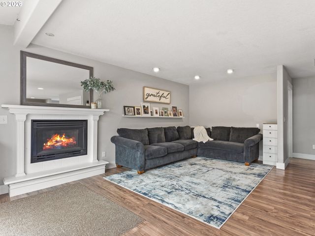 724 E 7TH St, La Center, WA 98629
