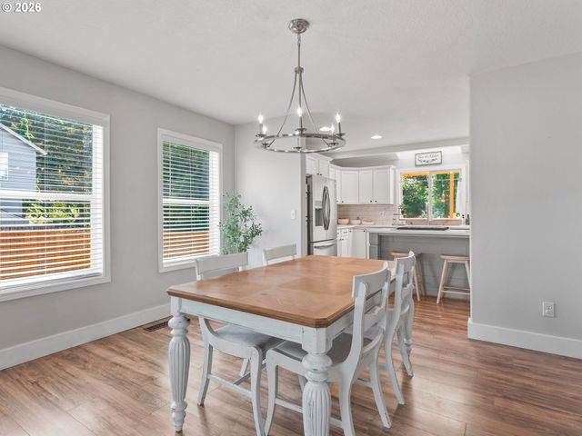 724 E 7TH St, La Center, WA 98629