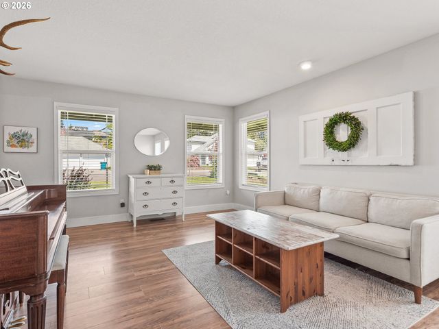 724 E 7TH St, La Center, WA 98629