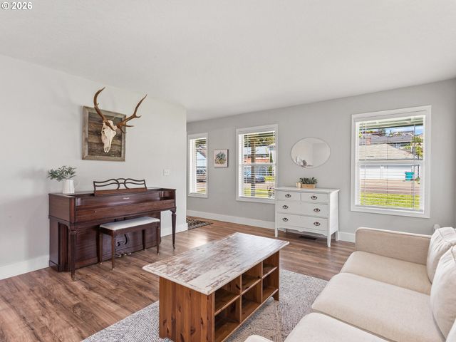 724 E 7TH St, La Center, WA 98629