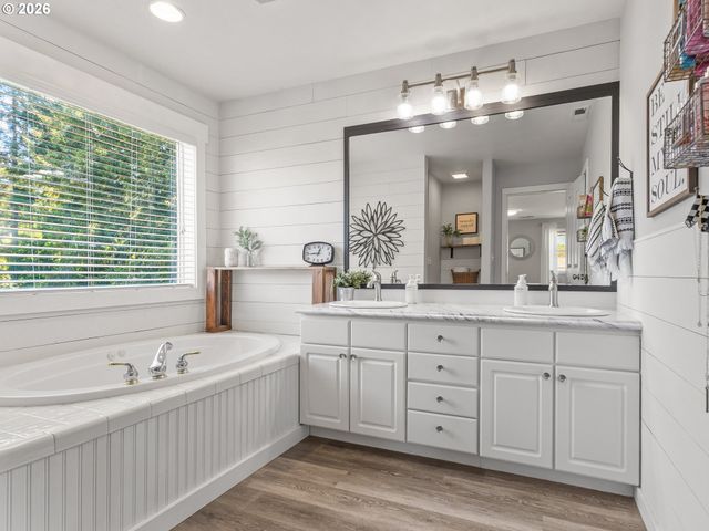 724 E 7TH St, La Center, WA 98629