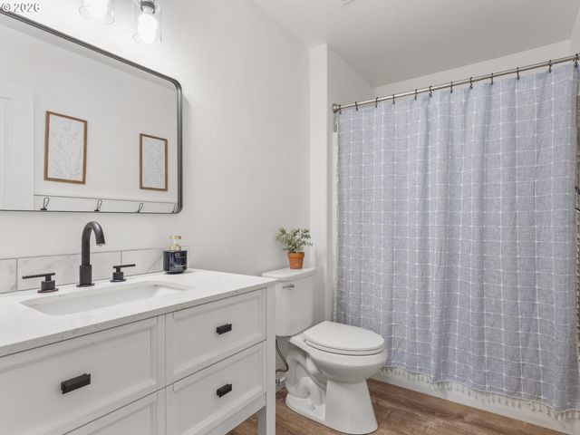 724 E 7TH St, La Center, WA 98629
