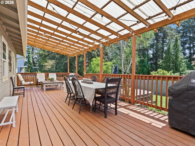 724 E 7TH St, La Center, WA 98629