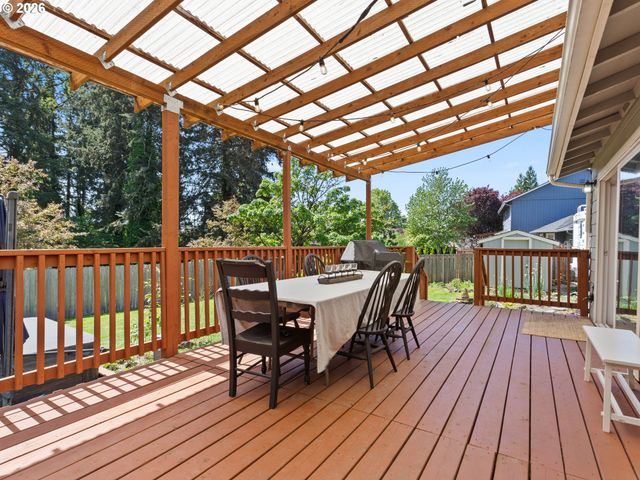 724 E 7TH St, La Center, WA 98629
