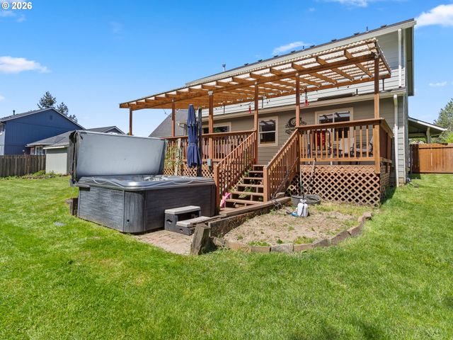 724 E 7TH St, La Center, WA 98629