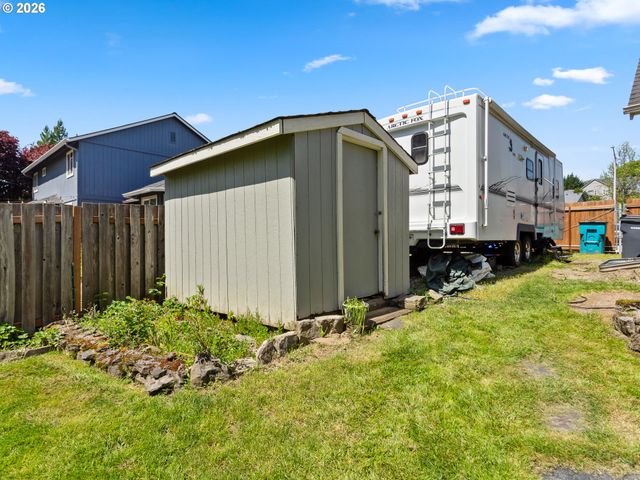 724 E 7TH St, La Center, WA 98629