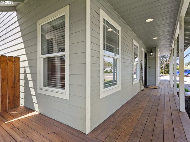 724 E 7TH St, La Center, WA 98629