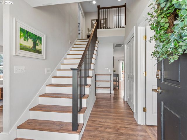 724 E 7TH St, La Center, WA 98629