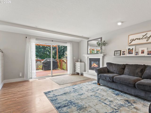 724 E 7TH St, La Center, WA 98629